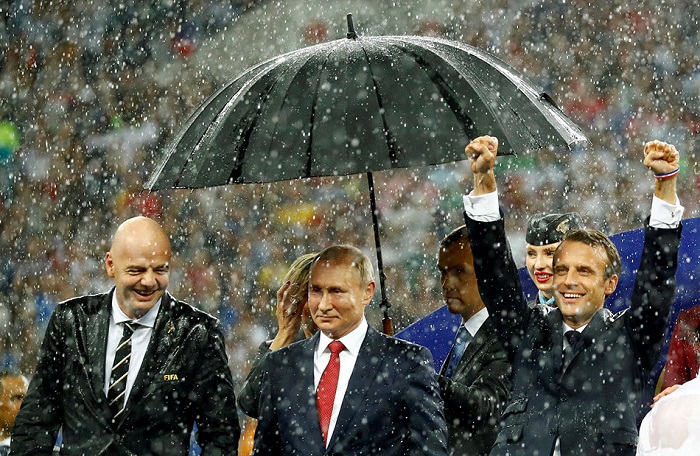 雨幕中的世界杯颁奖礼