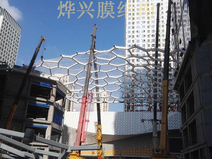 ETFE膜结构商业屋面施钢构吊装