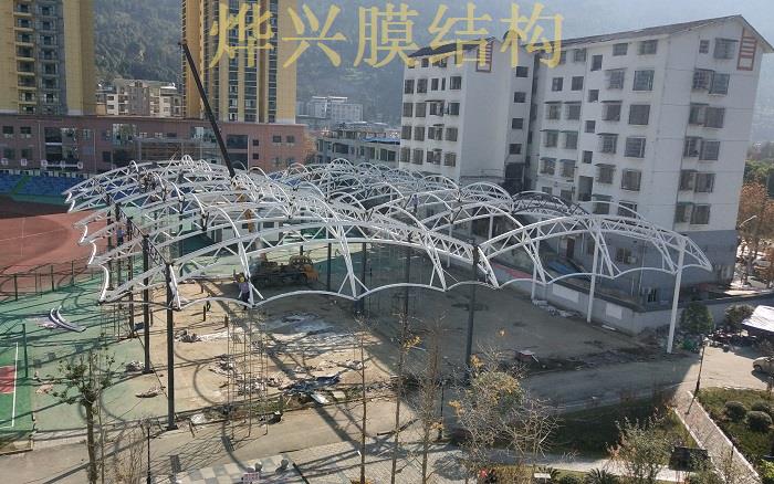 桐梓一中 篮球场钢膜结构 (1)