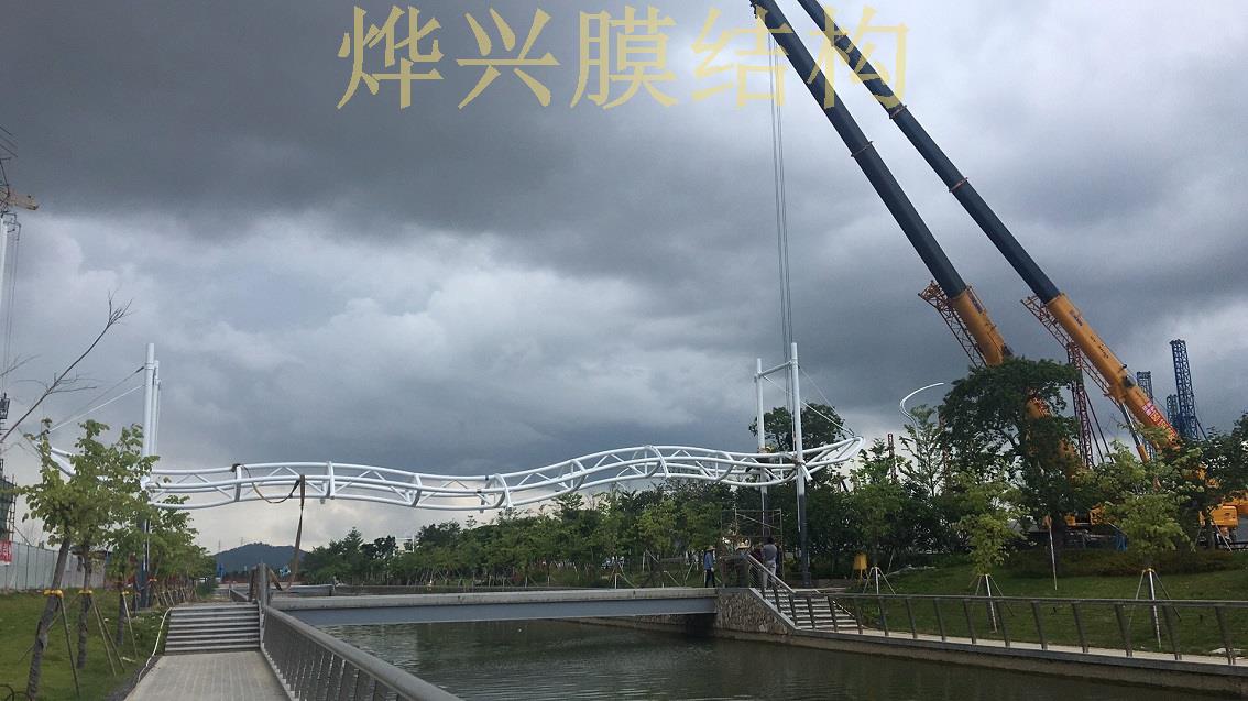 烨兴-珠海天桥骨架吊装